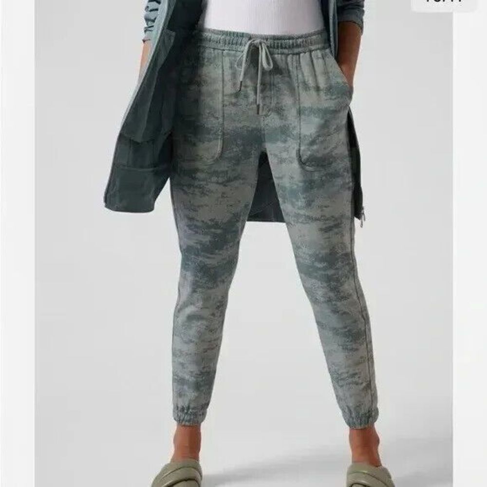 Athleta Women Farallon Jogger Pants Sweatpants Size S Green Fog Camo Print
